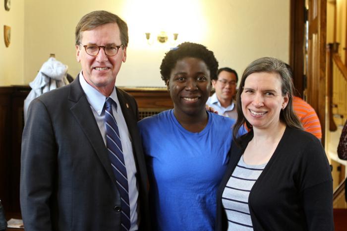 Emmanuela Oppong ’19, center, with President Stephen C. Ainlay and Lynn Evans.