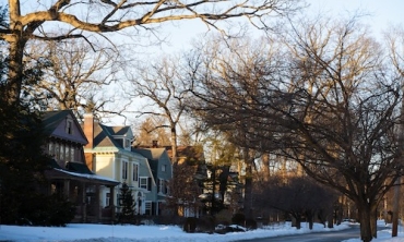 A city’s street trees offer a myriad of environmental and psychological benefits, including shade, habitat and food for wildlife, and reducing pollutants in the air. Yet some neighborhoods in the city of Schenectady have significantly more tree-lined streets than others. Blame the environmental injustice on discriminatory federal housing policies dating back decades for the disparity in the tree canopy. New research by Allison Malatesta ’24 and Jeff Corbin, the Florence B. Sherwood Professor of Life Science